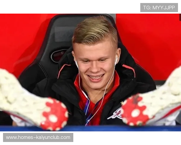 哈兰德在公开训练课上与学童互动频频被赞为好球员